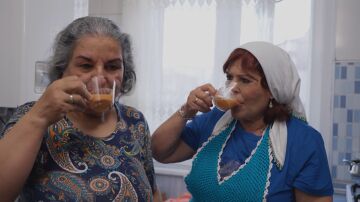 Una comida de lo m&aacute;s especial: Roberto Leal y Mercedes se adentran en la cultura turca