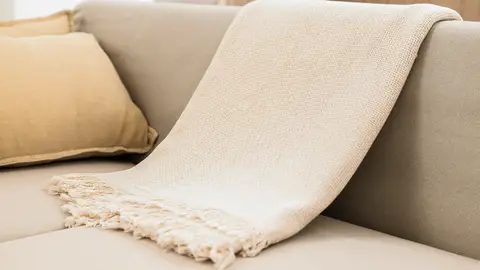 Manta encima de un sofá Manta encima de un sofá