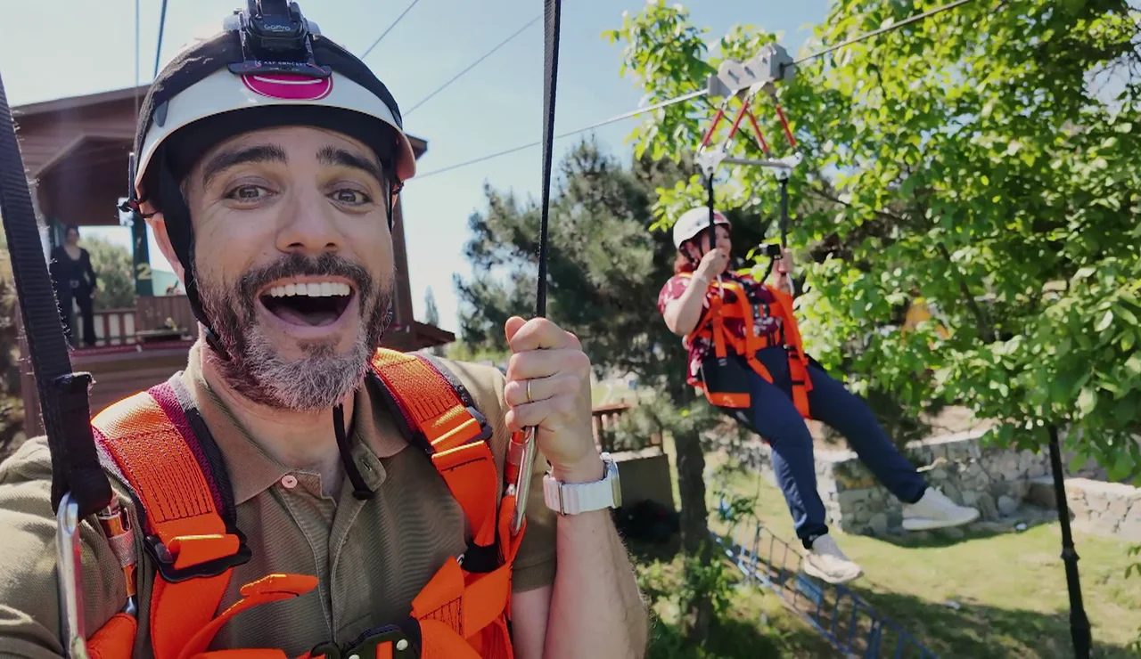 Mercedes tira de coraje y muestra su lado más valiente en tirolina sobre el Bósforo