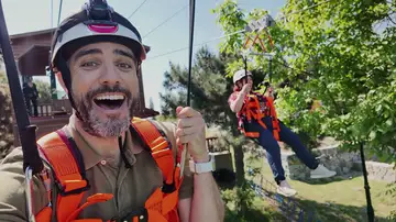 Mercedes tira de coraje y muestra su lado más valiente en tirolina sobre el Bósforo Mercedes tira de coraje y muestra su lado más valiente en tirolina sobre el Bósforo