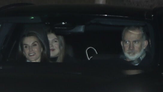 Los Reyes y la infanta Sof&iacute;a en el coche