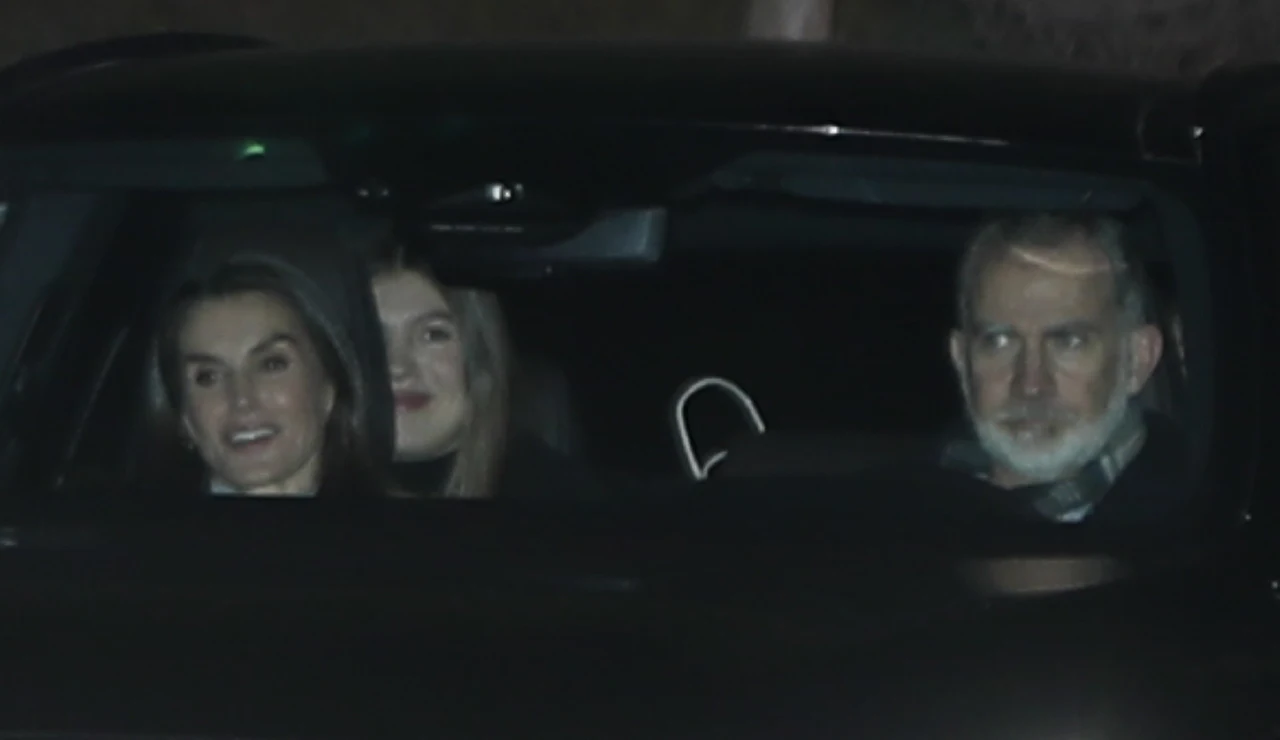 Los Reyes y la infanta Sofía en el coche