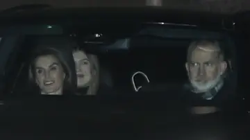 Los Reyes y la infanta Sofía en el coche Los Reyes y la infanta Sofía en el coche