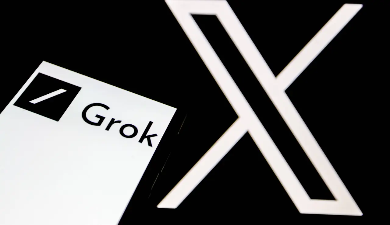 El logo de Grok aparece en la pantalla de un smartphone, y al fondo, el logo de la red social 'X'