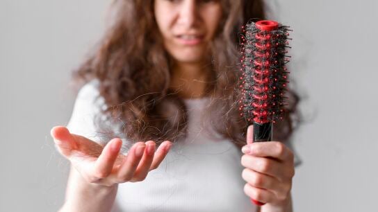 Mujer joven que se le cae el pelo