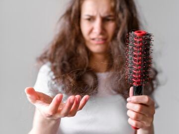 Mujer joven que se le cae el pelo