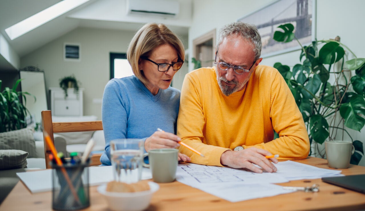 Pareja calculando la pensi&oacute;n de jubilaci&oacute;n