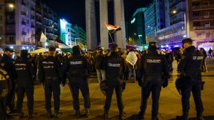 La Polic&iacute;a Nacional monta guardia durante una protesta pro Palestina