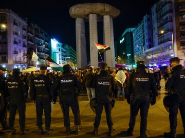 La Polic&iacute;a Nacional monta guardia durante una protesta pro Palestina