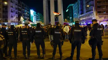 La Policía Nacional monta guardia durante una protesta pro Palestina La Policía Nacional monta guardia durante una protesta pro Palestina