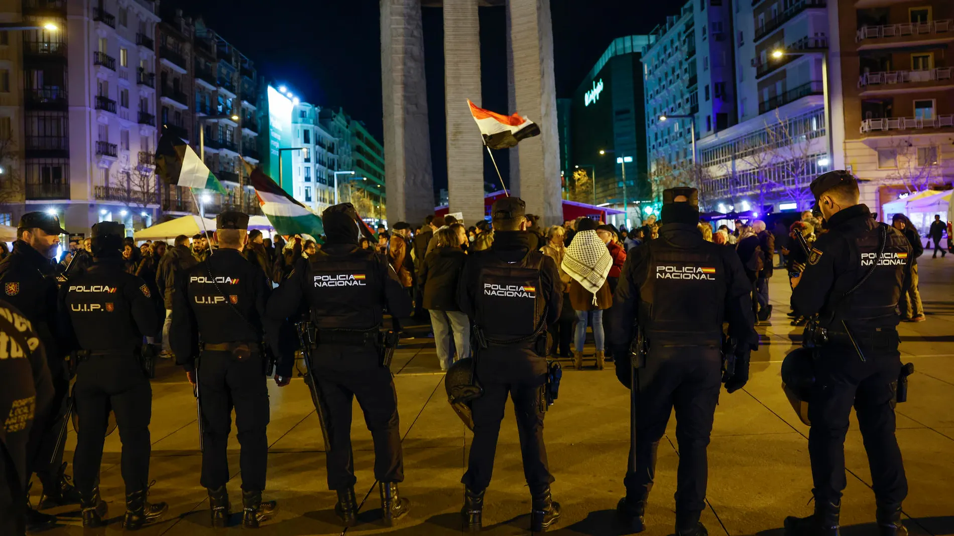 La Policía Nacional monta guardia durante una protesta pro Palestina La Policía Nacional monta guardia durante una protesta pro Palestina