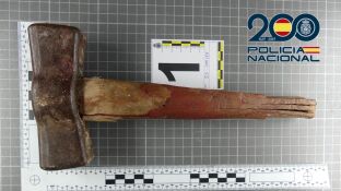 El martillo con el que mat&oacute; a su padre