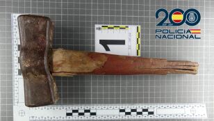 El martillo con el que mat&oacute; a su padre