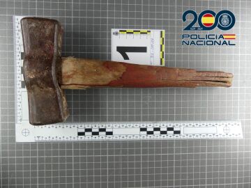 El martillo con el que mat&oacute; a su padre