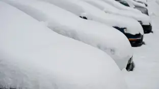 Coches cubiertos por la nieve Coches cubiertos por la nieve