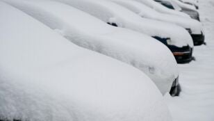 Coches cubiertos por la nieve
