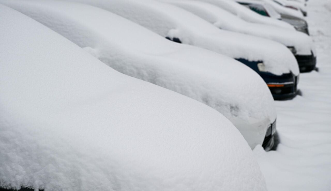 Coches cubiertos por la nieve