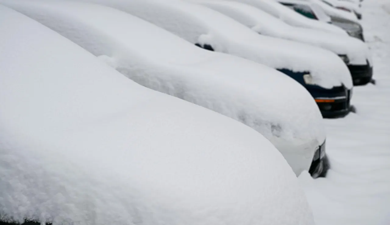 Coches cubiertos por la nieve