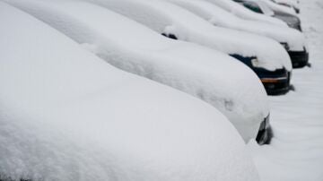 Coches cubiertos por la nieve
