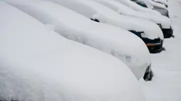 Coches cubiertos por la nieve Coches cubiertos por la nieve
