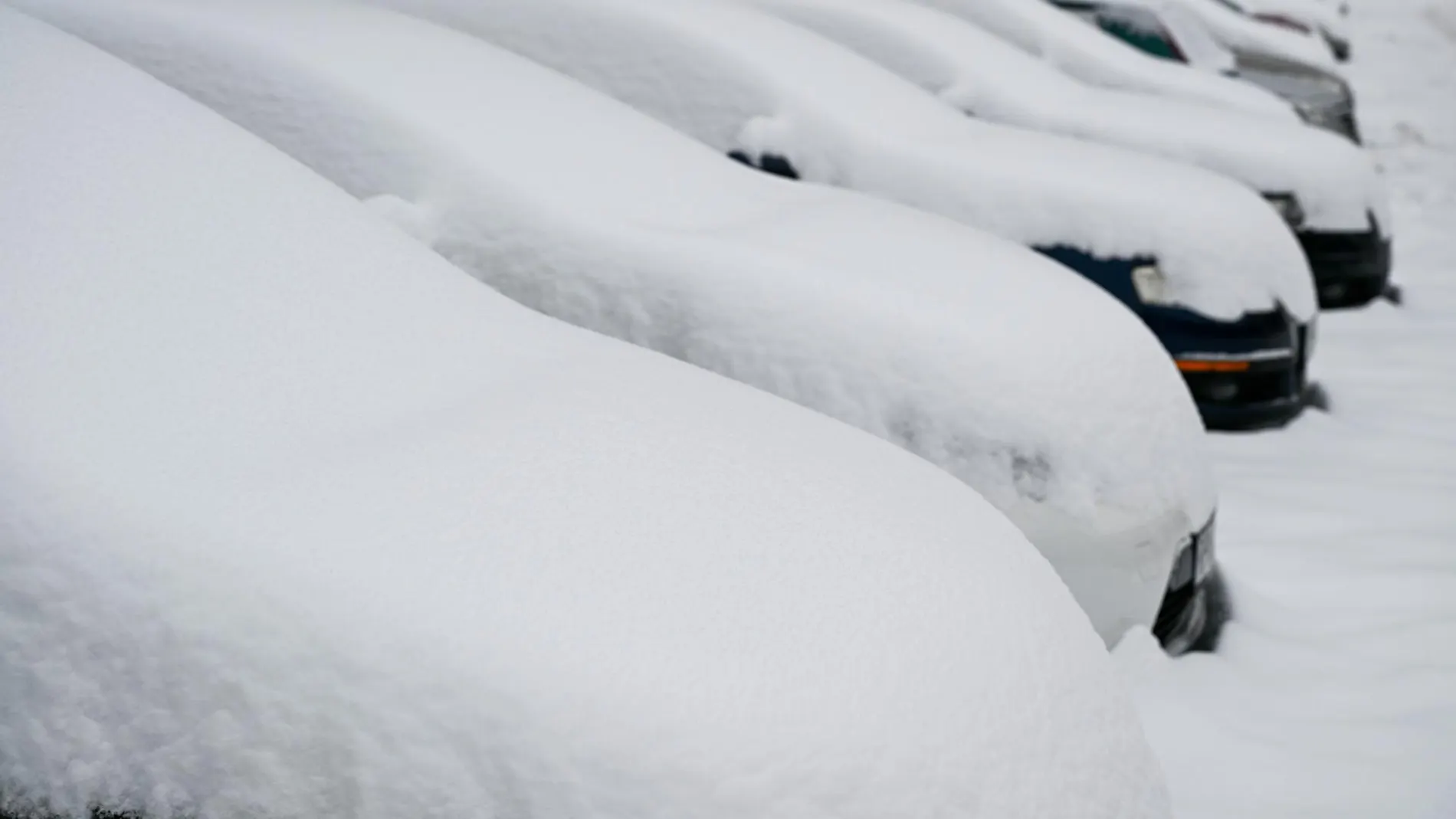Coches cubiertos por la nieve Coches cubiertos por la nieve