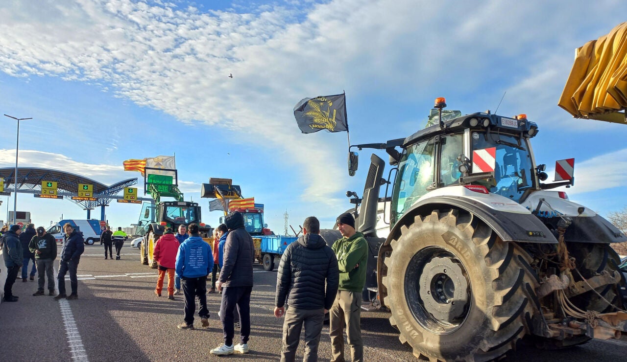 Tractores bloquean una carretera de Catalu&ntilde;a