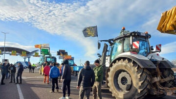 Tractores bloquean una carretera de Catalu&ntilde;a