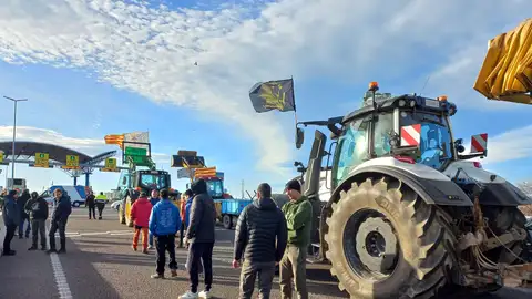 Tractores bloquean una carretera de Cataluña Tractores bloquean una carretera de Cataluña