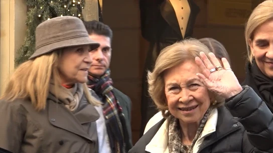Doña Sofía y sus hijas Doña Sofía y sus hijas