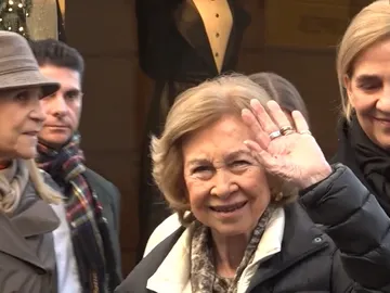 Doña Sofía y sus hijas Doña Sofía y sus hijas