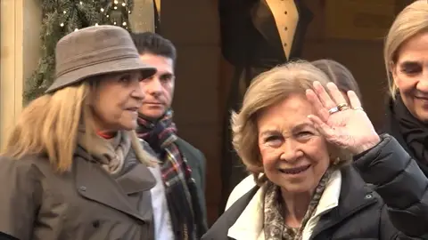 Doña Sofía y sus hijas Doña Sofía y sus hijas