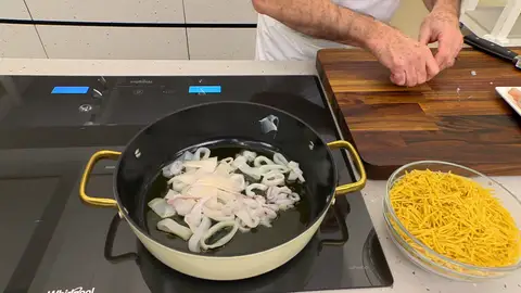 Sazona las gambas, corta los calamares en aros y saltea todo brevemente Sazona las gambas, corta los calamares en aros y saltea todo brevemente