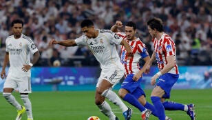 Koke y Conor Gallagher presionan a Jude Bellingham