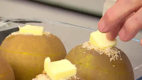 Coloca encima de cada una un dado de mantequilla Coloca encima de cada una un dado de mantequilla