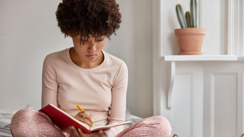 Mujer haciendo journaling