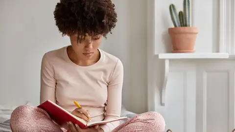 Mujer haciendo journaling Mujer haciendo journaling