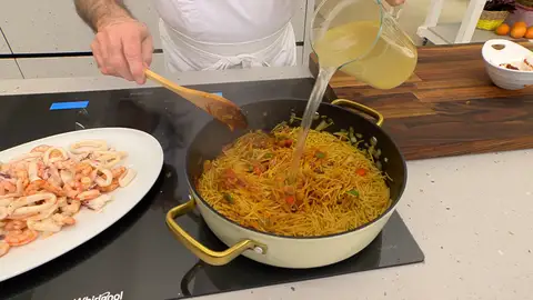 Agrega los fideos tostados y el caldo a la tartera Agrega los fideos tostados y el caldo a la tartera