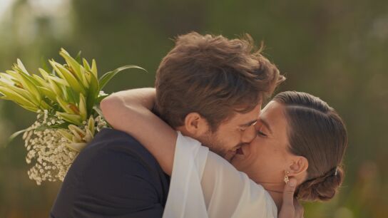 Complicidad, emoción y promesas: así ha sido la segunda boda de César y Amanda