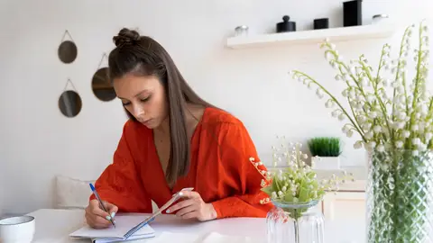 Mujer haciendo journaling Mujer haciendo journaling