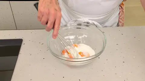 Mezcla bien hasta conseguir una papilla sin grumos Mezcla bien hasta conseguir una papilla sin grumos