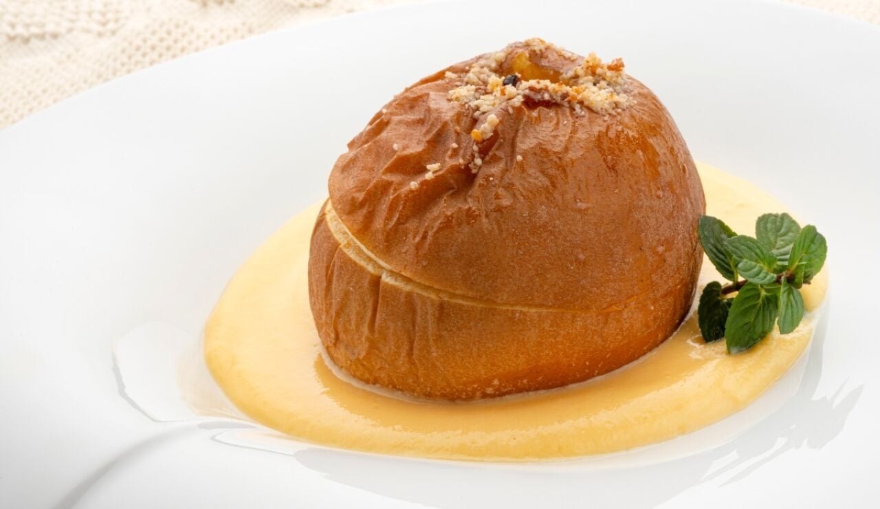 Manzanas asadas con natillas: receta expr&eacute;s de Karlos Argui&ntilde;ano
