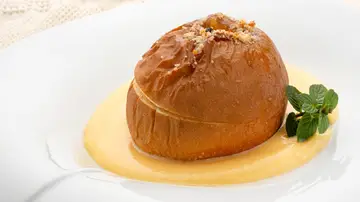 Manzanas asadas con natillas: receta exprés de Karlos Arguiñano Manzanas asadas con natillas: receta exprés de Karlos Arguiñano