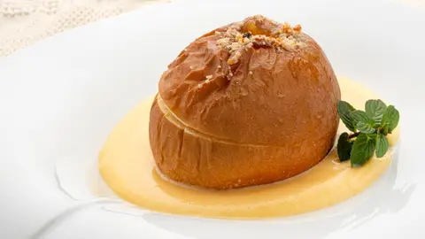 Manzanas asadas con natillas: receta exprés de Karlos Arguiñano Manzanas asadas con natillas: receta exprés de Karlos Arguiñano