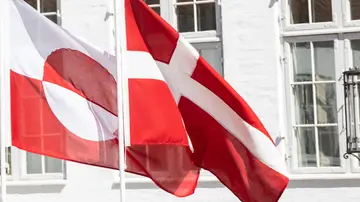 Las banderas groenlandesa y danesa ondean durante una reunión conjunta con la Primera Ministra Mette Frederiksen y el Primer Ministro de Groenlandia Jens-Frederik Nielsen en Marienbor Las banderas groenlandesa y danesa ondean durante una reunión conjunta con la Primera Ministra Mette Frederiksen y el Primer Ministro de Groenlandia Jens-Frederik Nielsen en Marienbor
