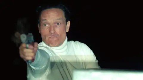 Saúl huye por mar tras un tiroteo con la policía que se cobra una nueva víctima: ha muerto Méndez Saúl huye por mar tras un tiroteo con la policía que se cobra una nueva víctima: ha muerto Méndez