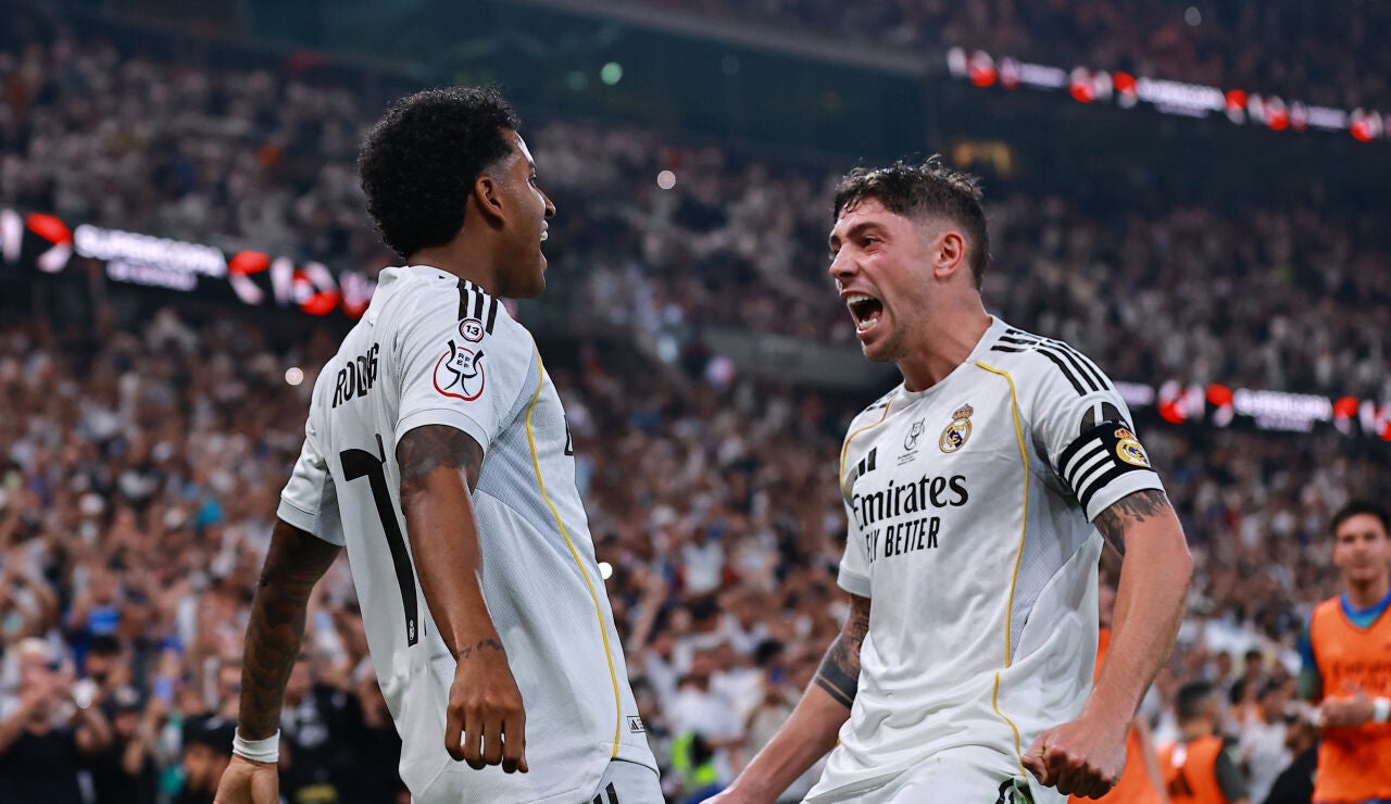 Rodrygo y Valverde celebran un gol ante el Atl&eacute;tico de Madrid en Yeda