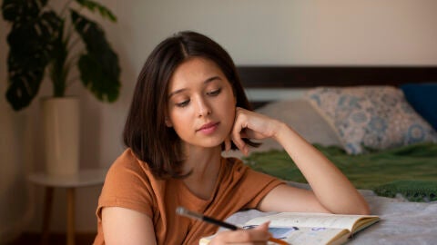 Mujer haciendo journaling