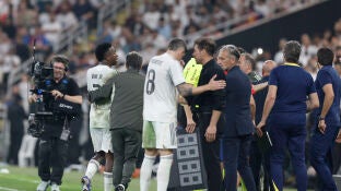 Simeone charla con Valverde mientras Vin&iacute;cius es sustituido
