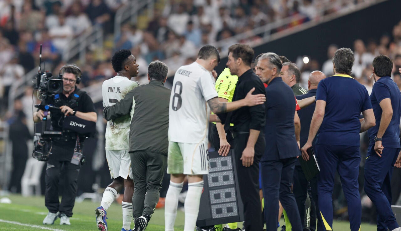 Simeone charla con Valverde mientras Vin&iacute;cius es sustituido