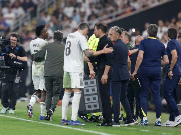 Simeone charla con Valverde mientras Vin&iacute;cius es sustituido